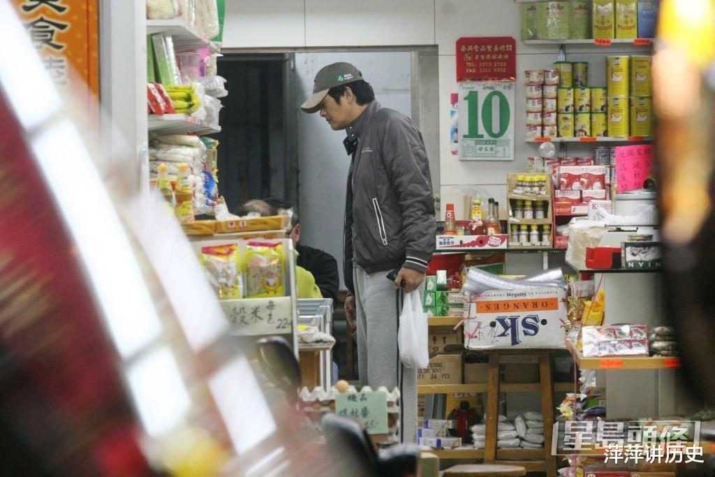 周润发苍蝇馆子拼桌,同桌头都不抬懒理影帝,引内地网友惊讶