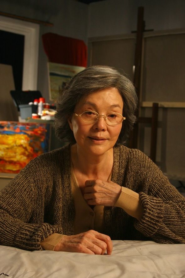 穿衣搭配 被78岁归亚蕾惊艳到：短发微卷，穿衣素雅，从容老去气质好高级