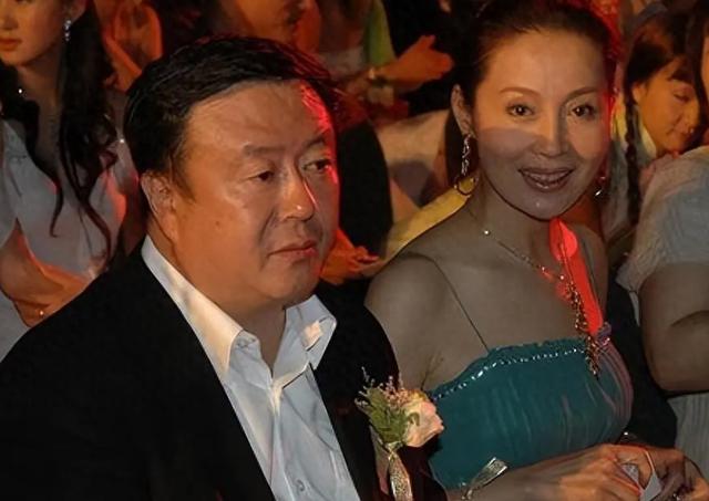 她出道便靠姑父走红，姑父另结新欢后，“彻底”沦为了18线演员