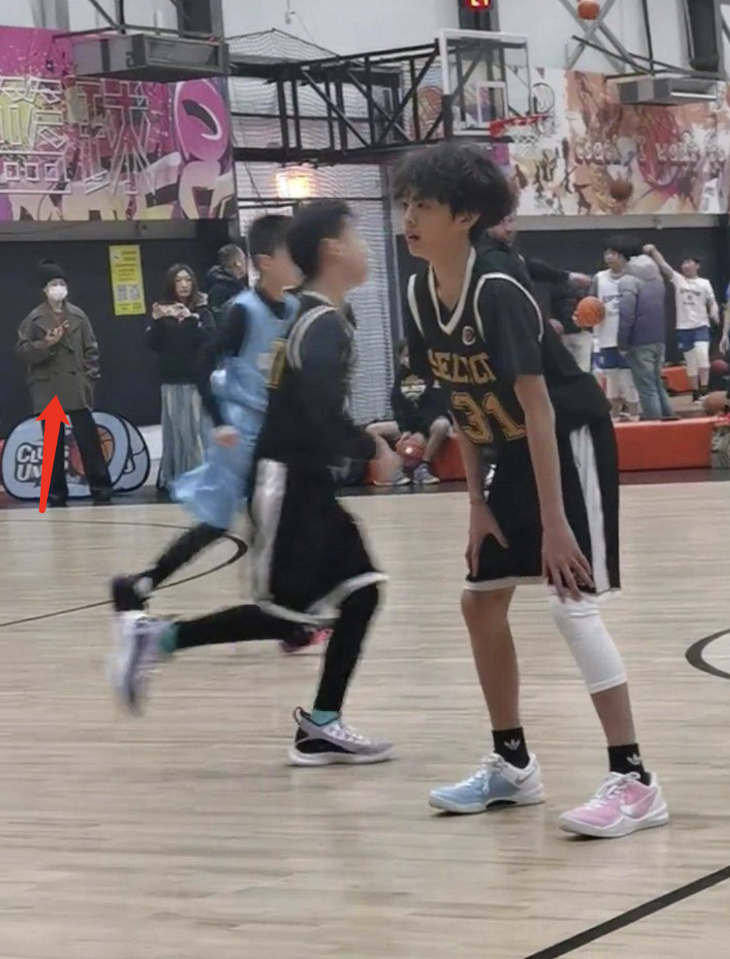 孙俪儿子变化大,一头卷发加漫画腿超洋气,孙俪私服比红毯强太多