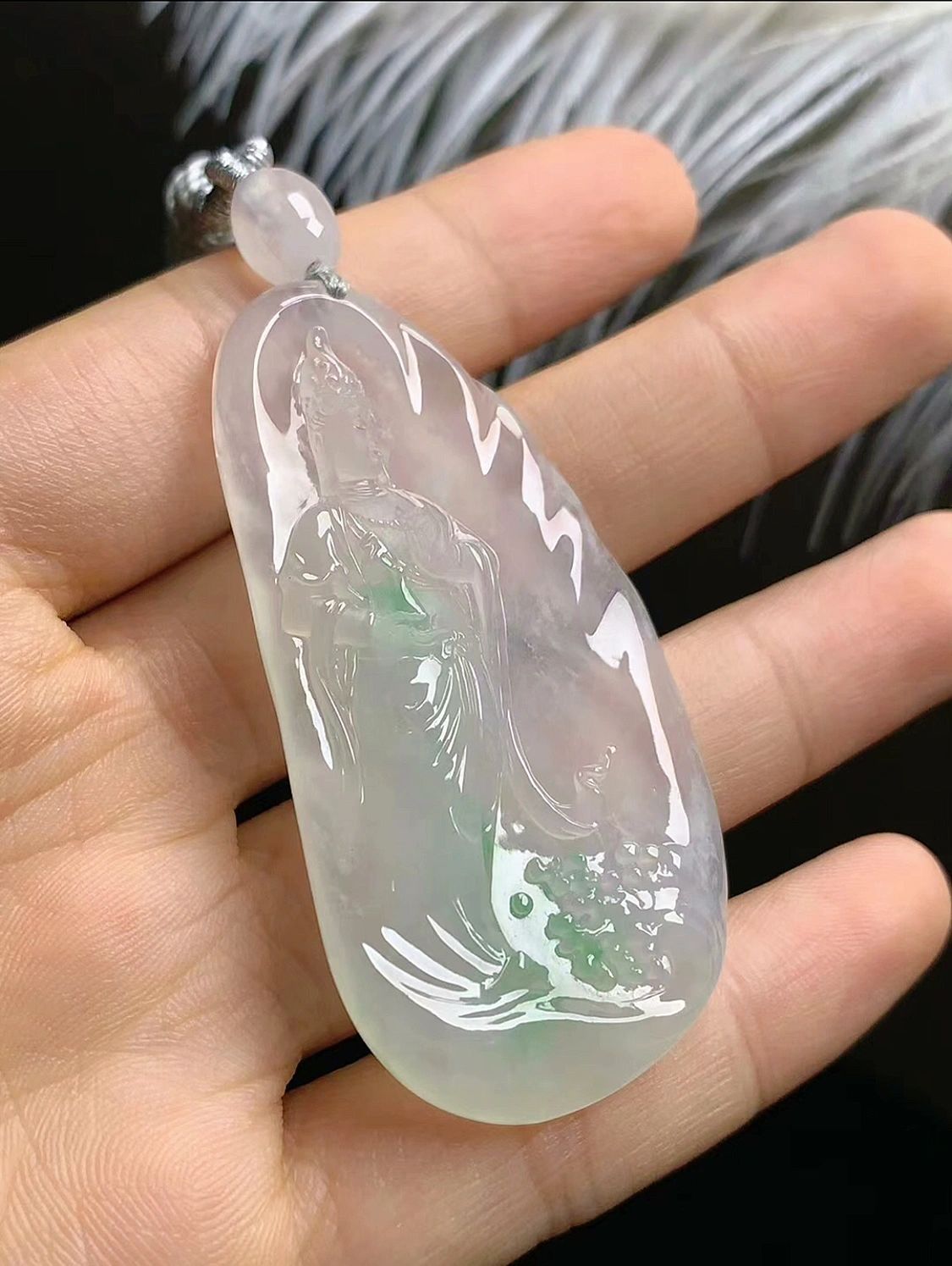 翡翠观音吊坠:慈悲与工艺的融合