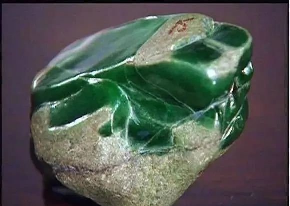 为什么会卡场口翡翠原石让人欲罢不能,她有什么特别?