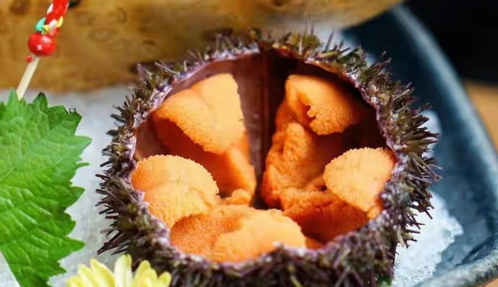 |上海百余人吃日料上吐下泻，评论区让当事人心寒，吃海鲜有错吗？