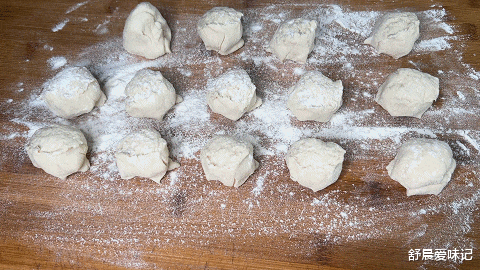 豆角|豆角水饺包的家常做法,馅料鲜美,面皮蓬松柔软,底部焦香可口