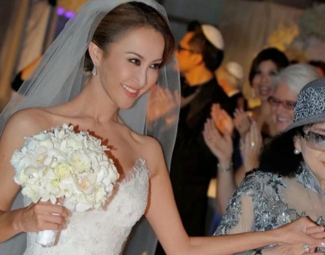 李玟老公发讣告，继女们将出席追悼会，仍称呼李玟“亲爱的妻子”