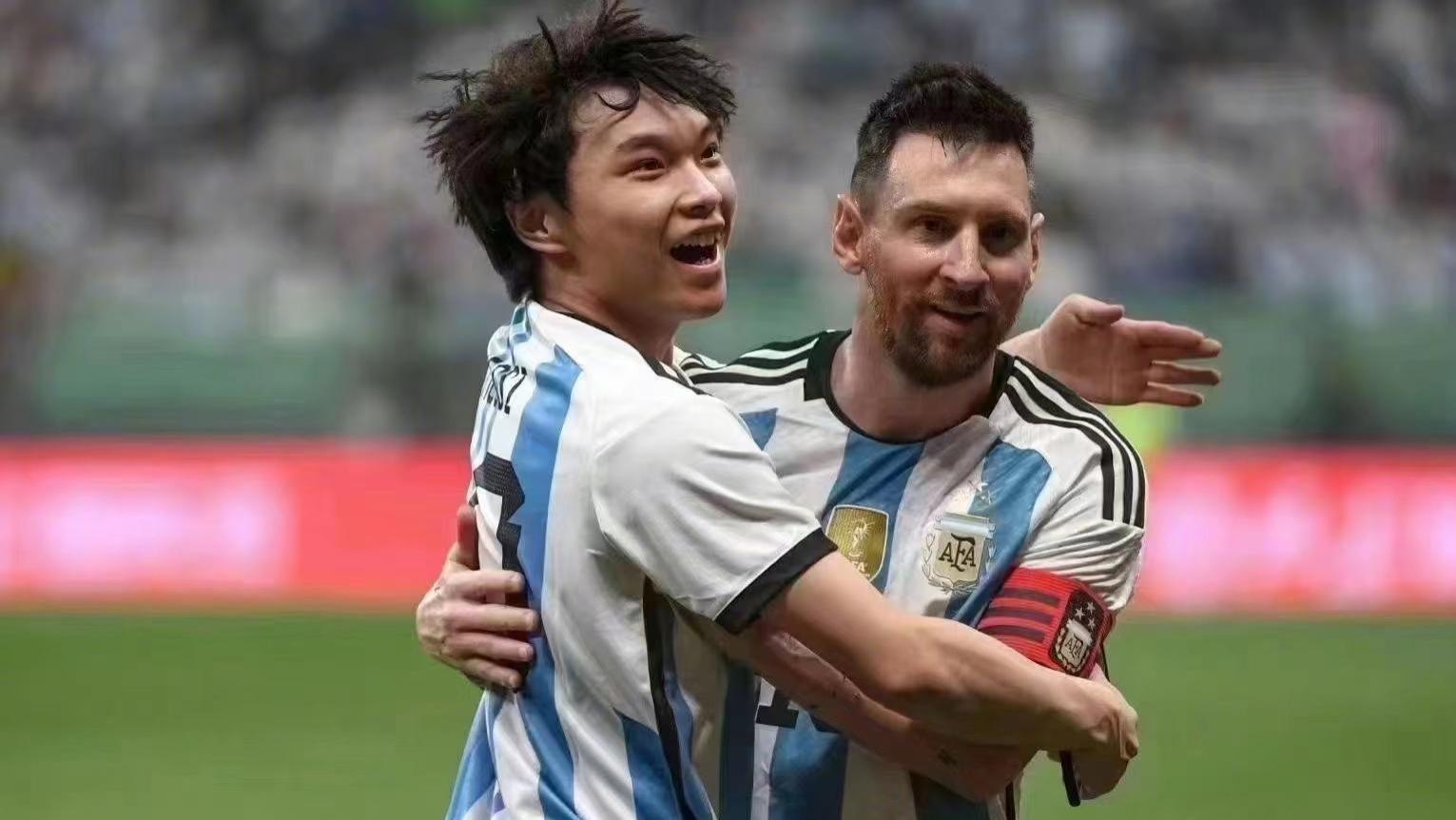 陈妍希|陈妍希带娃看梅西比赛，6岁儿子被路人曝光高清照，比陈晓更帅