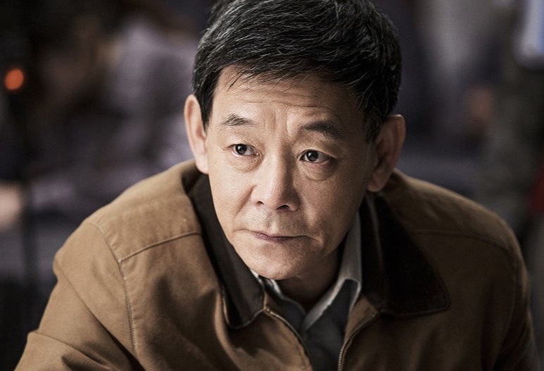 国家一级演员,今77岁仍在拍戏,住上亿四合院,儿子是他一生骄傲