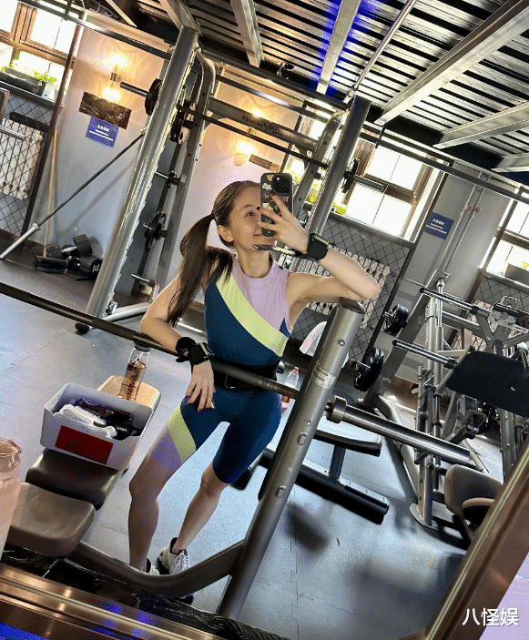 王子文前任吴永恩上海看展,获短发美女陪伴,女伴打扮时髦引关注