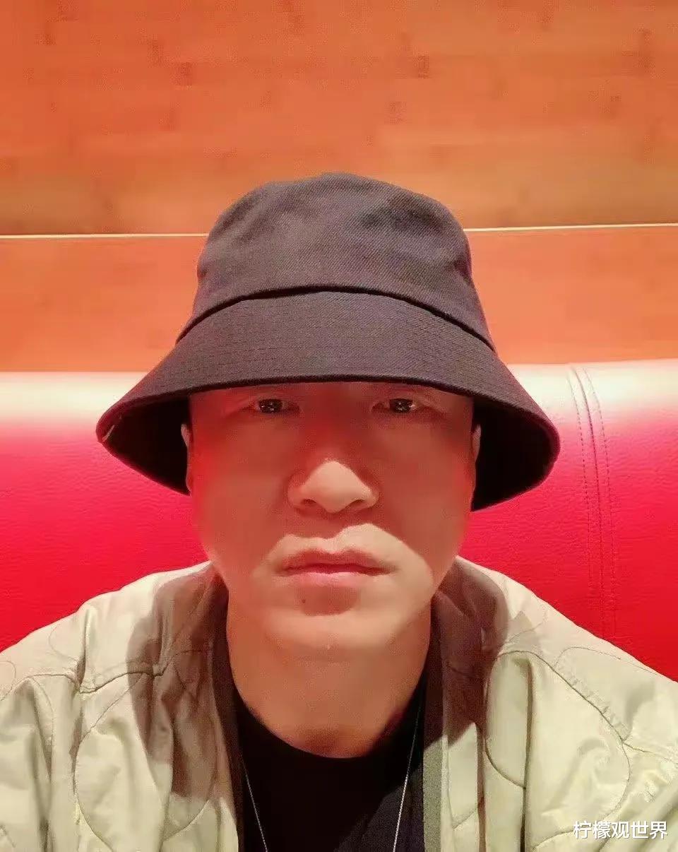 孙红雷|孙红雷夫妇现身澳洲，背59元包包显低调，大热天穿棉衣引热议