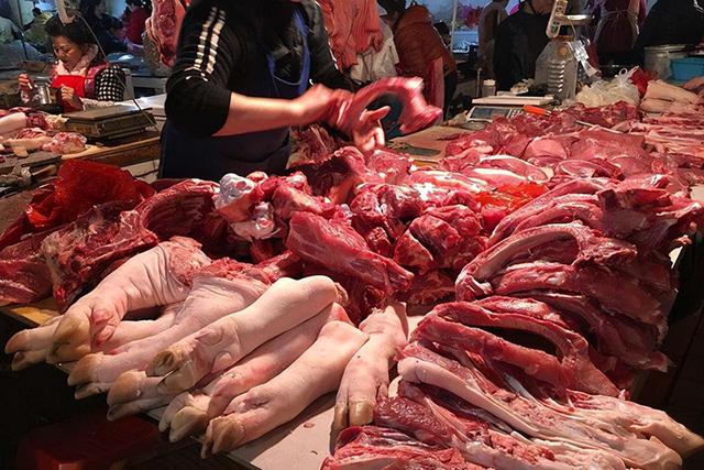 猪蹄|市场上的\冰冻猪蹄\从哪来的？冷藏柜老板说漏嘴，你听完再吃