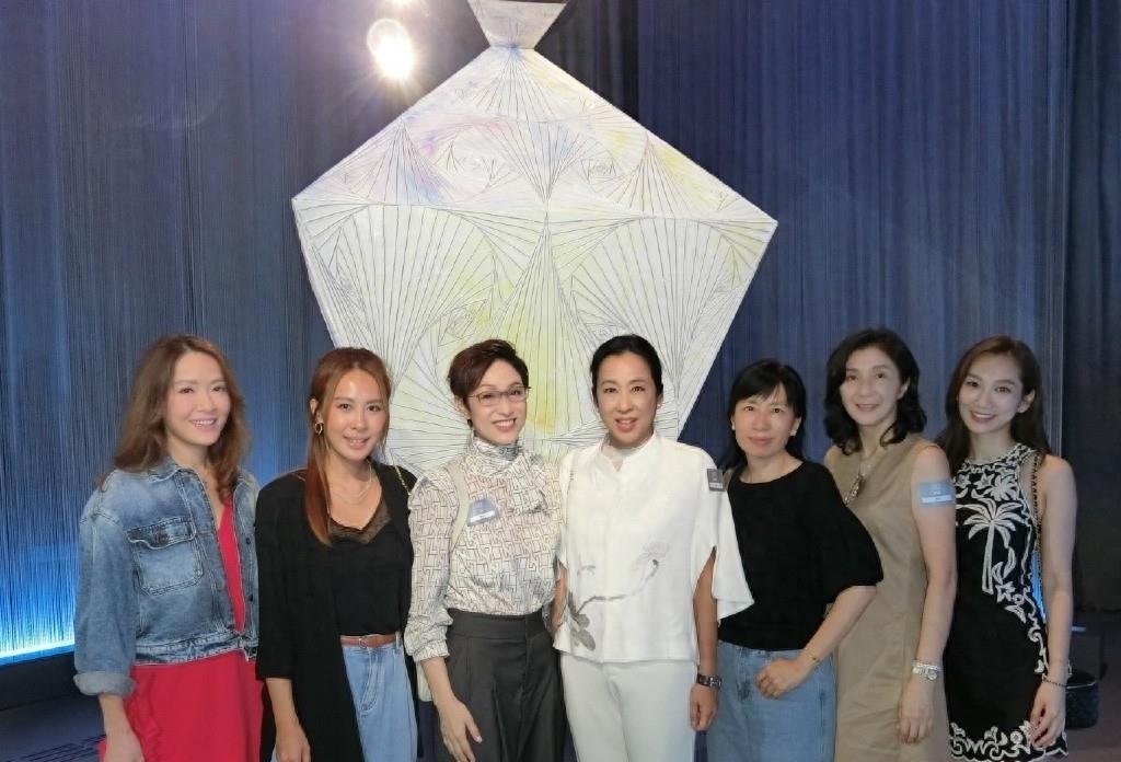 郭晶晶婆婆参加刘德华艺术展，朱玲玲稳居C位，连梁安琪都来捧场了