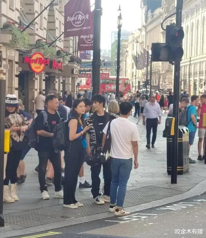 大张伟游逛伦敦被偶遇，妻子罕见随行却被嘲肥胖，穿紧身裤腿粗壮