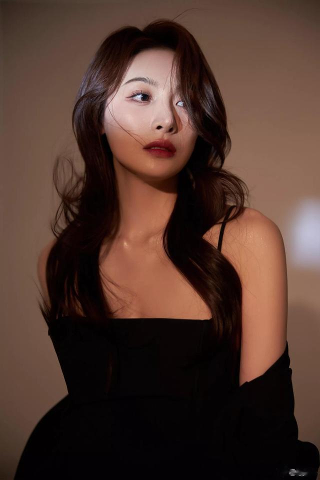 高启兰|《狂飙》高启兰:戴上眼镜是大姐大,摘下眼镜是小女生。