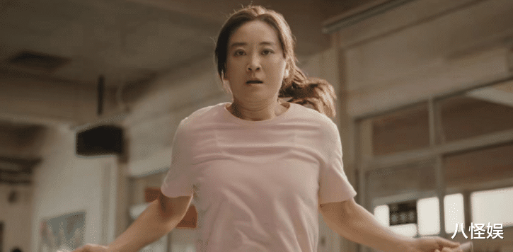 贾玲承认瘦身100斤，海报与近照胖若两人，袁弘曝训练量高达三倍