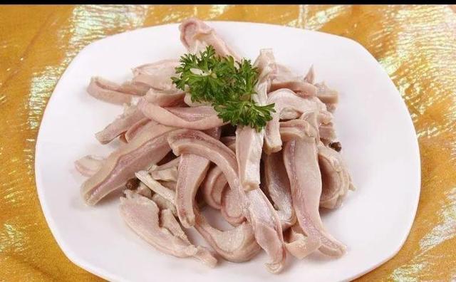 老话说“一个猪肚十副药”，猪肚对男人和女人来说都有益处。