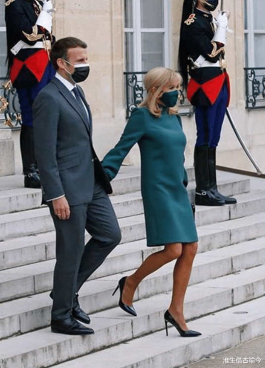 70岁布丽吉特潜水，身材像少女，46岁马克龙光着膀子握着她脚脖子