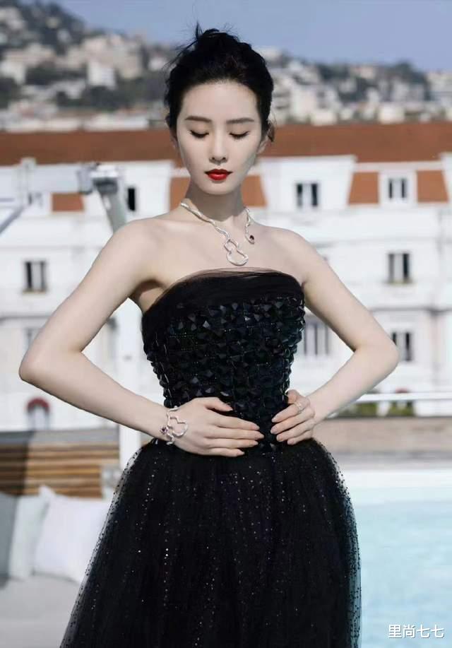 刘诗诗|刘诗诗成内娱唯一!古董高定配未发高珠走戛纳,穿盔甲似女战士