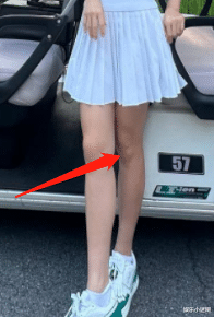 孙艺珍夫妇球场约会，“拜托”玄彬帮拍照显卑微，双腿暴露年龄