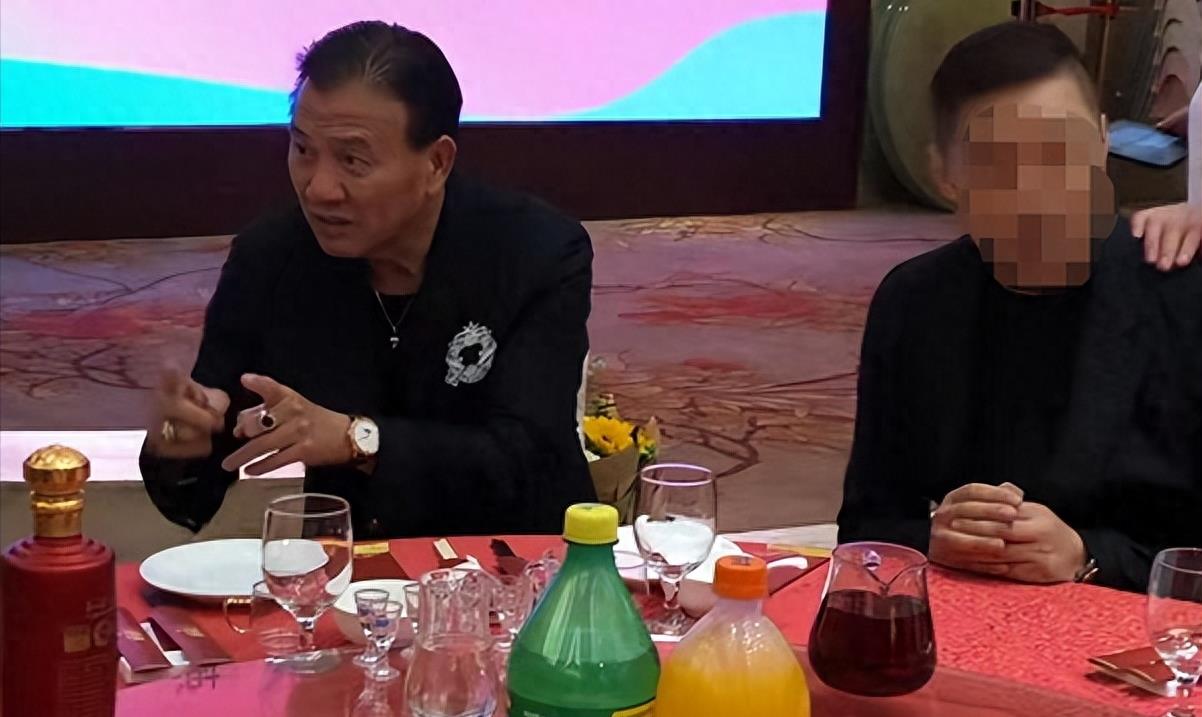 不要嘲笑万梓良的落魄,如果可以,谁不想体体面面生活