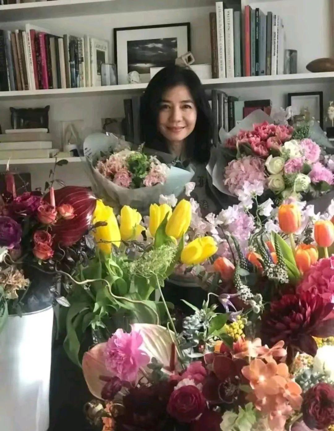 和成龙林子祥传过绯闻的她,单身16年,如今满头白发有男友相陪