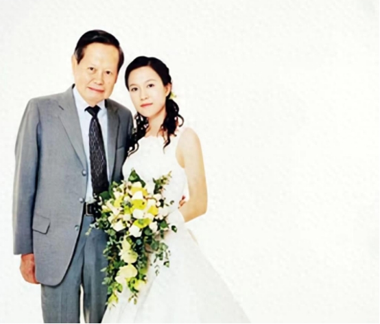 杨振宁罕露面！声音虚弱脖子现肿块，翁帆面无表情签下离婚协议