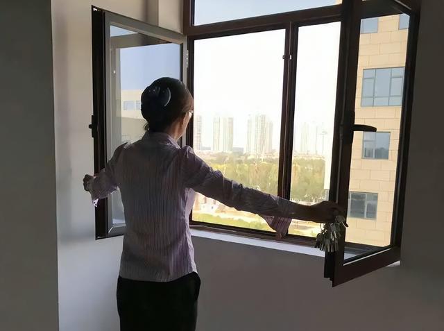 为什么说半夜醒来，别看时间、别喝水？医生：别不信