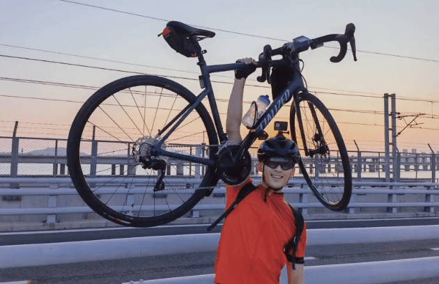 吴磊|吴磊新疆骑行被偶遇,逆天长腿引人注目,装备齐全孤身走天涯