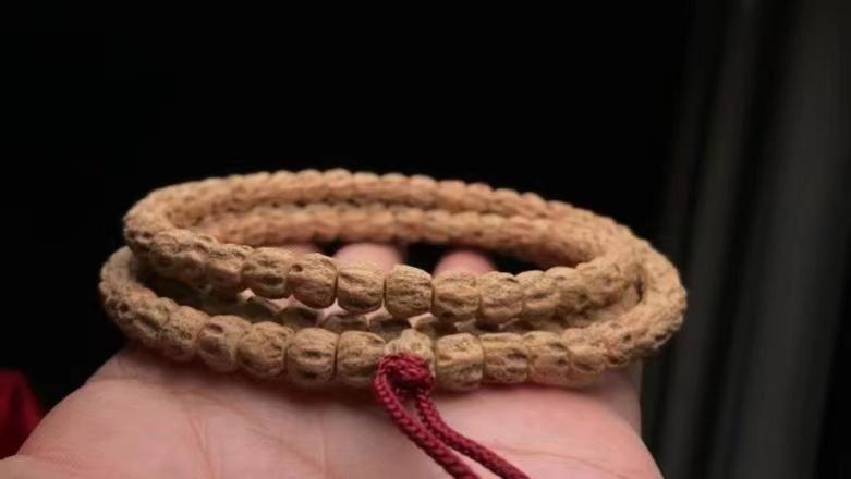 我与手串到底是谁盘了谁？一个圆润红亮，一个圆滑油腻。