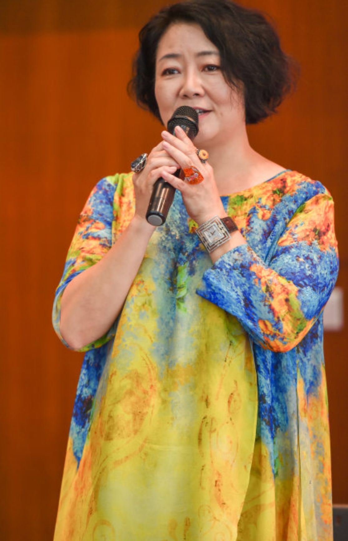 55岁萨日娜告诉你:穿衣花而不俗,短发微卷,身材发福气质也优雅