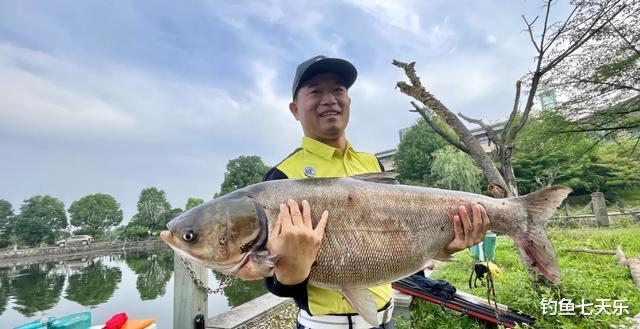 |钓王邓刚国外钓鱼遇套路,回国继续“盘老板”,一场下来小赚2000