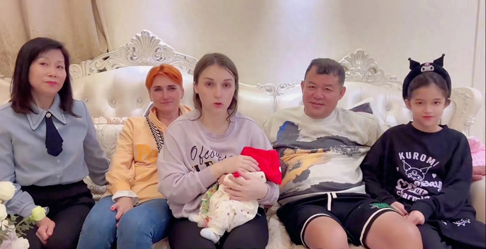 娜娜妈妈漂亮，给余馨带各种礼物！杜霄挣钱给丈母娘，一家人真拼