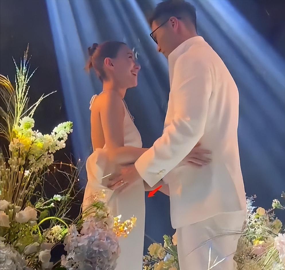 何超莲|何超莲穿背带裤出镜,身材发福,网友:一看就是怀孕了