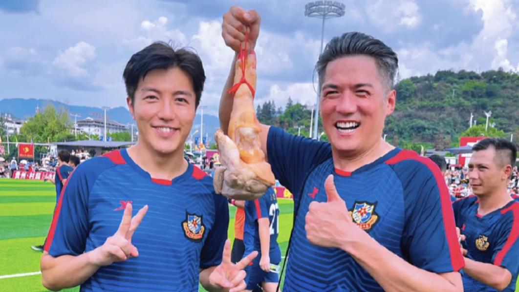 44岁TVB绿叶离巢11年罕露脸，发根全白有型有款，已是俩孩子父亲