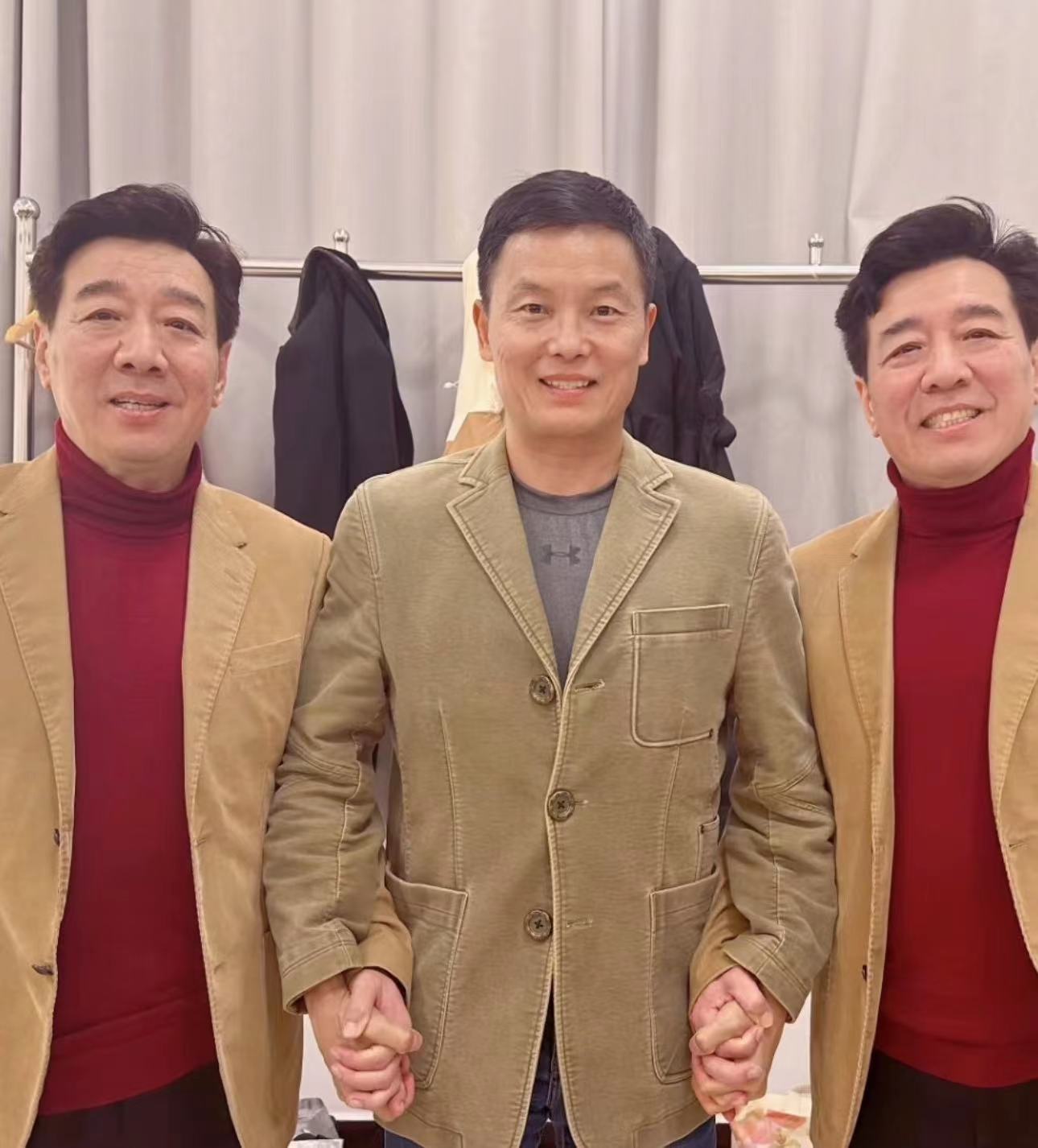 65岁演员移居拉脱维亚！与小2岁洋岳父同框显尴尬，混血女儿吸睛