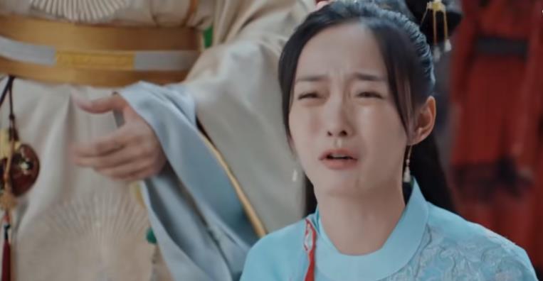 当40岁的黄圣依跟36岁何泓姗站在一起，我才明白什么叫气质和骨相