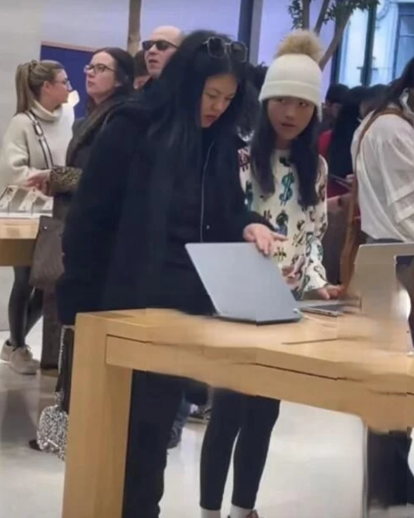 王诗龄|李湘王诗龄两母女英国商场购物,素颜李湘臃肿王诗龄黝黑,与日常分享照判若两人