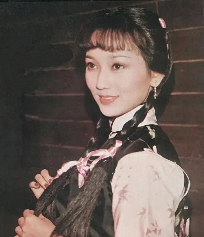 彭丹的双马尾造型最为清纯，堪称最美村姑