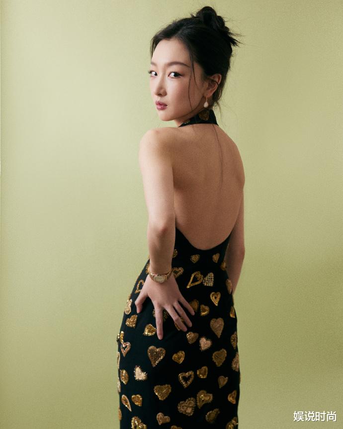 周冬雨红毯造型大获好评！优雅高贵和浪漫风情相结合，颇有倪妮风格