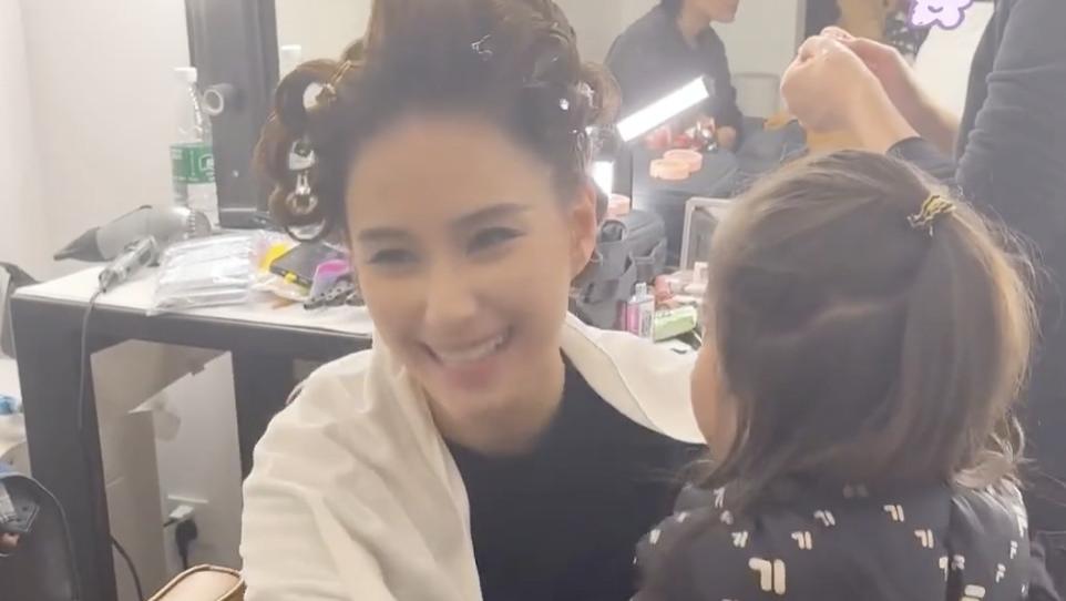 何超莲与何猷启女儿见面，俩侄女一脸陌生态度冷漠，姑侄聚少离多