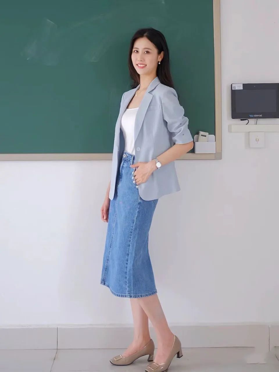 这才是适合普通中年人通勤打扮，利落简单又气质，很显“贵”