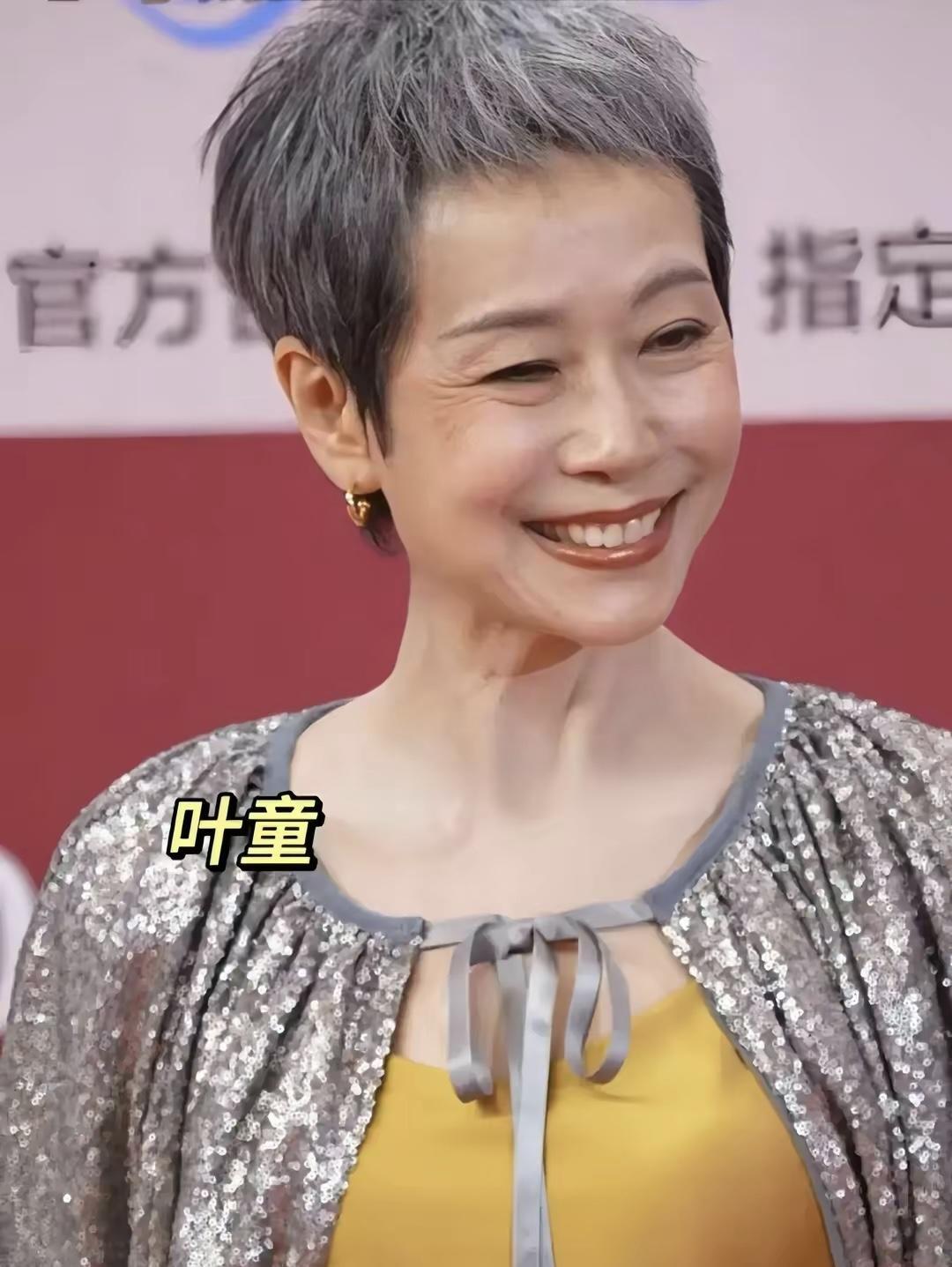 69岁赵雅芝对比60岁叶童,自然老去和医美老去的差距,一目了然