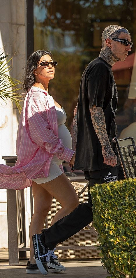 金大姐挺四胎孕肚在海边！和纹身男老公甜蜜漫步，这孕肚快卸货了