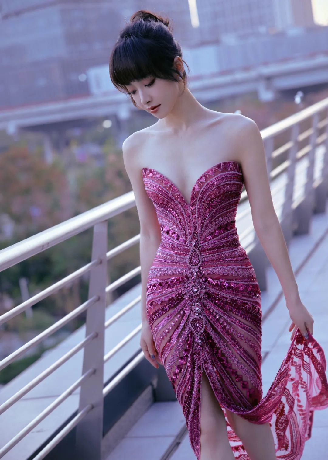 见鬼了！杨紫艳压了穿“野鸡高定”的迪丽热巴……