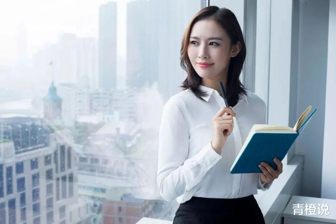 结婚没邀请,事后送喜糖,同事问“怎么不提前说一下”,一句“就两家人简单吃了个饭 ,就没通知大家”暴露低情商!