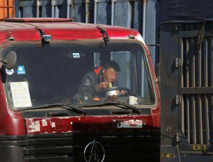 月薪2万招聘2名A2长途司机,让兼职卸货遭拒:大不了我们辞职!