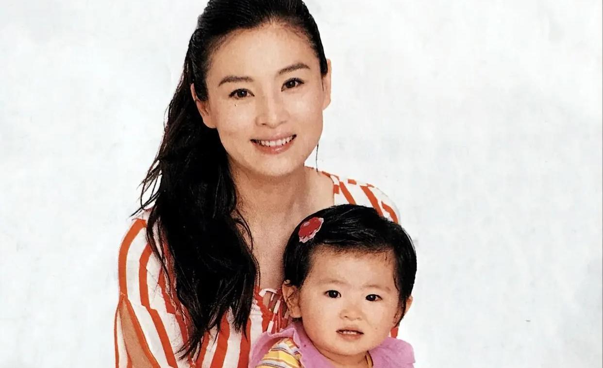 赵明明|赵明明:刚生子就被离婚,做单亲妈妈23年,余生与女儿相依为命