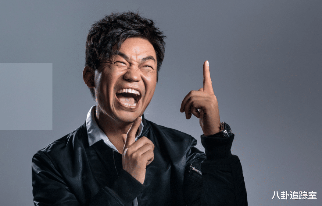 王宝强|腻了？王宝强夜会深拥美女，身材暴瘦被人搀扶疑醉酒，冯清未露面