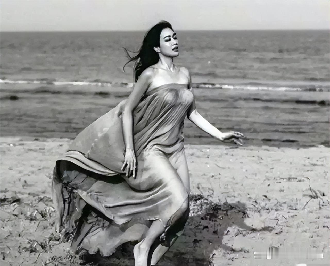 1992年、香港海边,22岁的钟丽缇肆意的展示着自己的美!