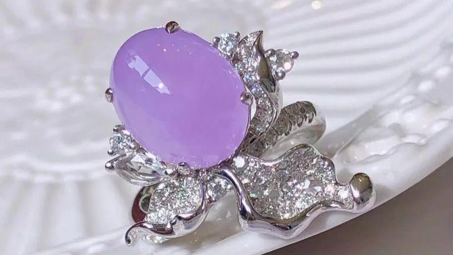 紫色越浓艳的价值越高，越浅淡价值越低吗？