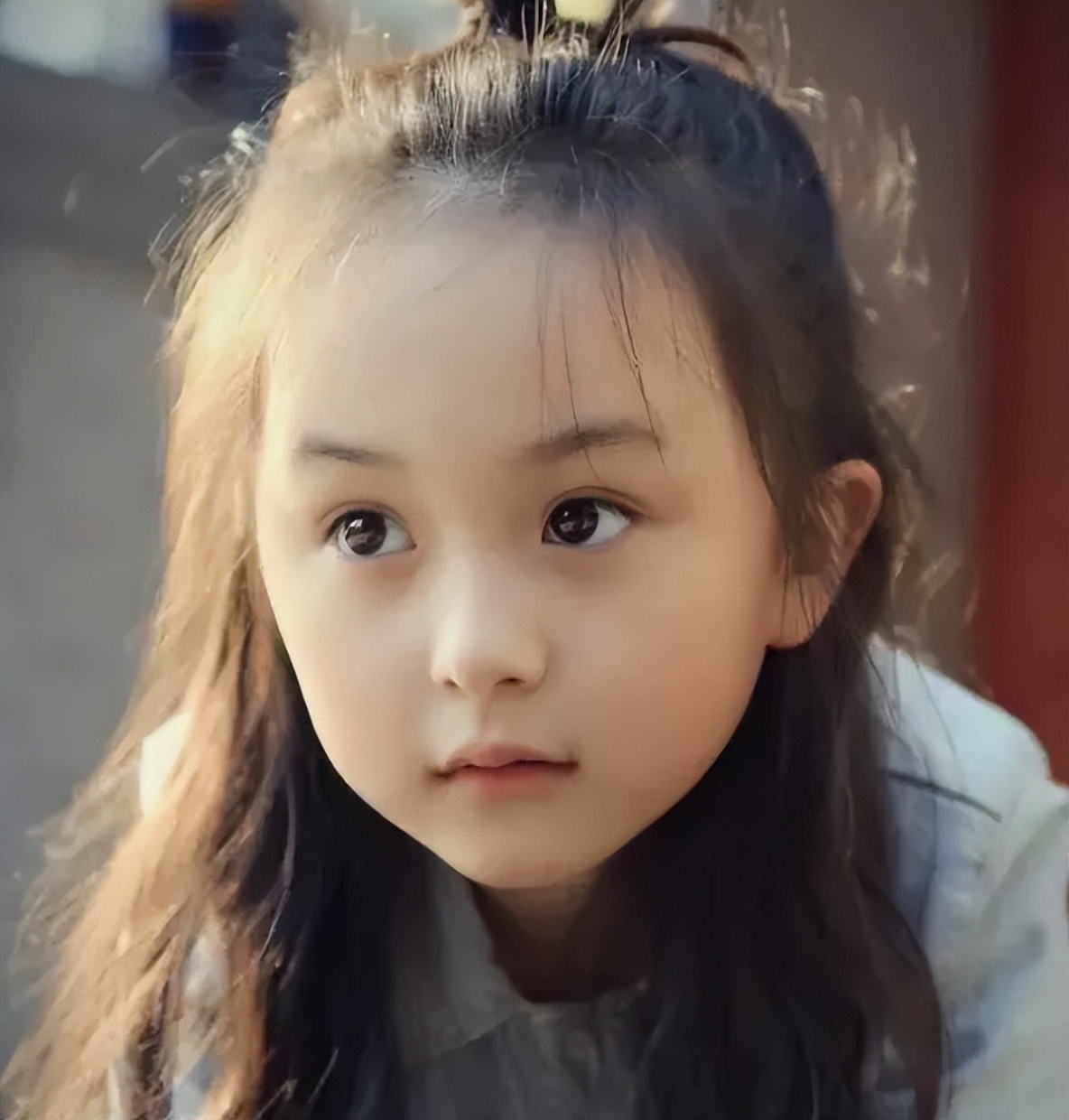 |“小芈月”2岁出道年薪百万，颜值高被禁止整容，现在长成了周也